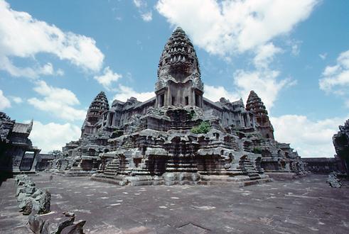 Blick diagonal auf den höchsten Tempelturm von Angkor Wat.