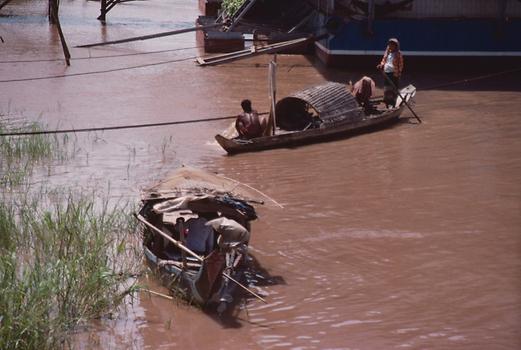 Boote auf einem Seitenarm des Mekong.
