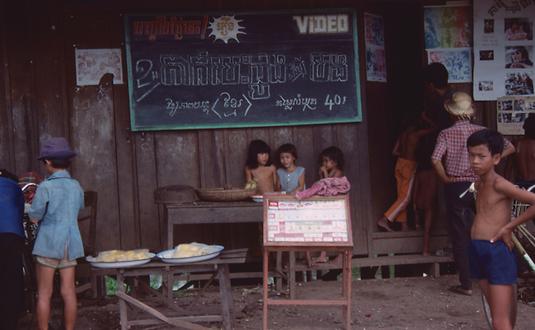 Vor einem Kino in Phnom.