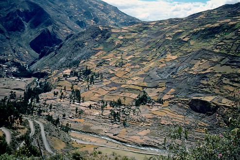 The Río Mosna runs 3400 m above sea level here. The typical fields of the indigenous people reach almost 4000 m.
