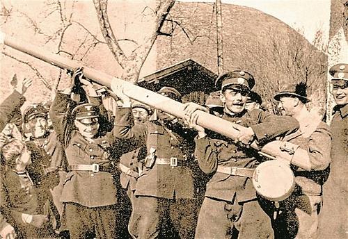 Deutsche Truppen und österreichische Grenzpolizei beseitigen am 12. März 1938 gemeinsam einen Schlagbaum an einem Grenzübergang.