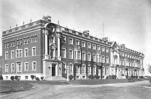 Die University of Alberta, an der Henry Kreisel unterrichtete und Dekan war. Hier das 'Arts Building' auf einem Foto von 1924.