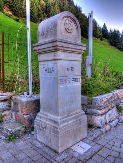 Italien, Brenner, Grenzstein zwischen Italien und Österreich, ca. 2 Meter hoch