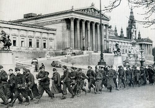 Eine eilig zusammengetrommelte deutsche Alarmeinheit wird in die Schlacht um Wien geworfen