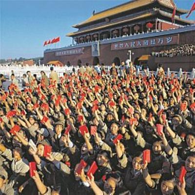 Rote Garden halten am 18. August 1966 am Tiananmen-Platz begeistert Maos Rotes Buch in die Höhe.