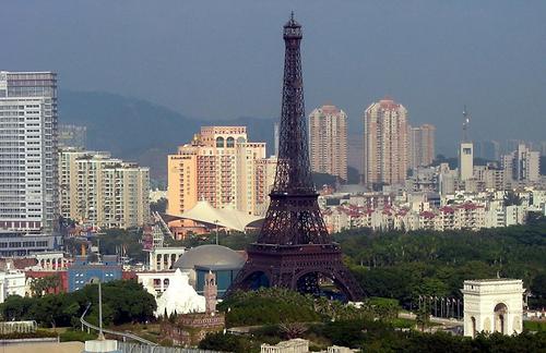 Die Skyline von Shenzhen mit einer Replika des Eiffelturms: Alles scheint hier möglich