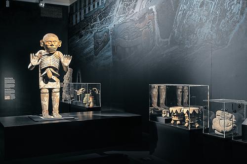 Mictlantecuhtli. Die im Tempelbezirk entdeckte mehr als 100 Kilo schwere Keramikfigur des Herrschers über die Unterwelt war ursprünglich bemalt und mit einer Perücke ausgestattet.