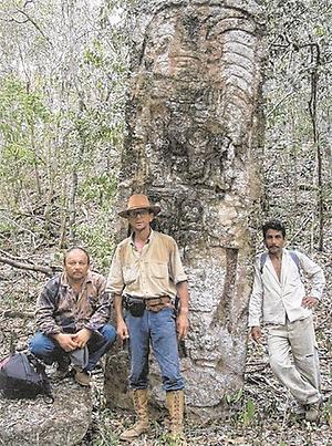 Ivan Prajc (Mitte) und Gefährten 2004 vor der Maya-Stele mit der ältesten Datumsangabe Mexikos
