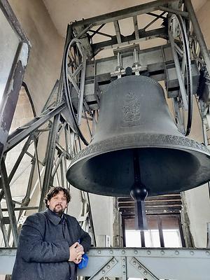 Florian Bauchinger, Domführer von St. Stephan, vor der größten Glocke des Landes.