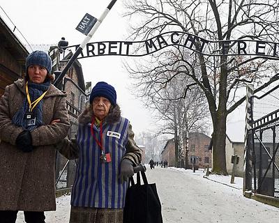 Eine Holocaust-Überlebende bei einer Gedenkfeier am Jahrestag der Befreiung des KZ Auschwitz am 27. Jänner 1945.