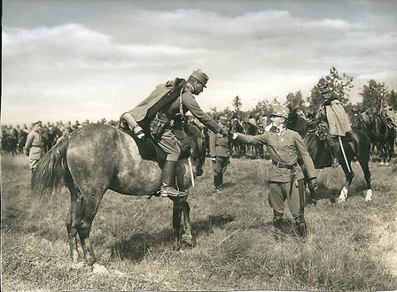 Kaiser Karl auf Frontbesuch mit Husarenoffizier