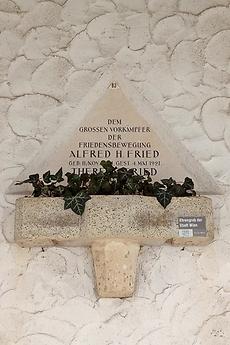 Alfred Hermann Frieds Urnengrab in der Feuerhalle Simmering