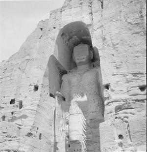 Die größere der beiden monumentalen Buddha-Figuren von Bamiyan, fotografiert von Robert Byron