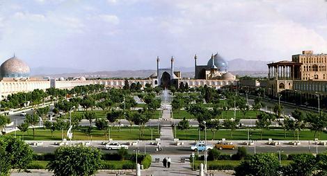 Der Meidan-e Schah (heute Meidan-e Emam) in einer modernen Aufnahme. Links die Scheich-Lotfollah-Moschee, in der Mitte die Königsmoschee, rechts der Ali-Qapu-Palast.