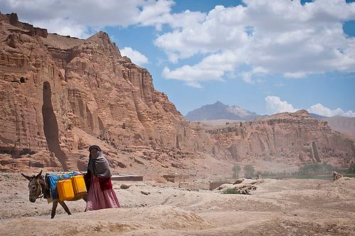 '...das Rhabarberrot der Felswände, das Indigoblau der Berge...': So beschreibt Robert Byron das Tal von Bamiyan in Afghanistan.