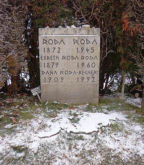 Das Urnengrab des Schriftstellers Alexander Roda Roda (Abteilung 2, Ring 1, Gruppe 2, Nummer 31) mit Grabmonument von Fritz Wotruba auf dem Wiener Zentralfriedhof.