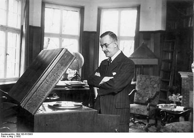 Thomas Mann in seinem Haus in München, 1932.