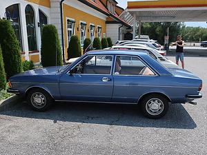 Zufallsfund auf dem Parkplatz: ein alter Audi 80 und ein BMW 2002 touring – (Foto: Martin Krusche)