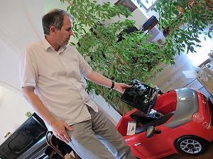Alfred Urleb von WIGL Design bei der Arbeit am autonomen Fahrzeug „Fiat Lux“. (Foto: Martin Krusche)