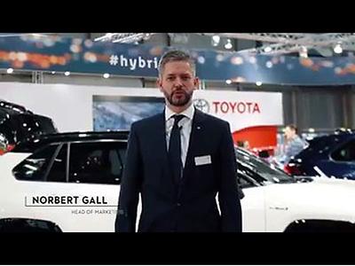 Norbert Gall in der Einser-Panier vor Ort. (Foto: Video-Screenshot Toyota Austria)
