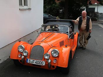 Von Handarbeit geprägt: Ferdinand M. Lanner mit seinem Morgan Roadster auf Gleisdorf-Besuch.