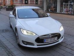 Im Alltag angekommen: Der elegante Vollelektriker Tesla Model S – (Foto: M. Krusche)