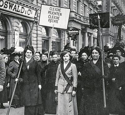 Frauenbewegung auf der Straße