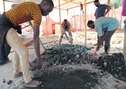 Kongolesische Minenarbeiter sortieren Kobalt und andere Rohstoffe aus.