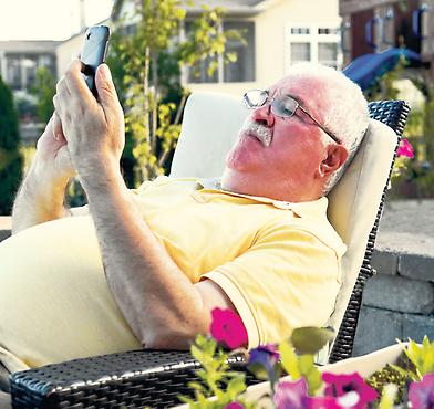 Seniorenhandy gefällig? Einfache Viertasten-Mobiltelefone bieten für manche Ältere Vorteile.