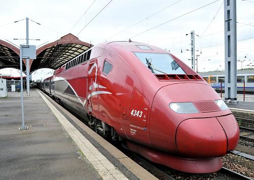 Der rote Blitz: der TGV Thalys, fotografiert am Bahnhof Straßburg.