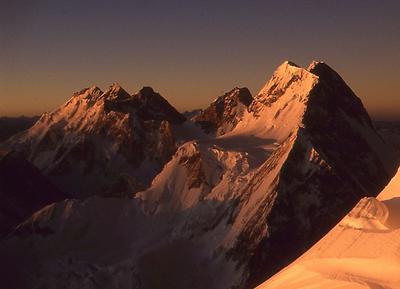 Die Gasherbrum-Gruppe (beginnend von links) und der Broad Peak (rechts) – vom K2 aus betrachtet.