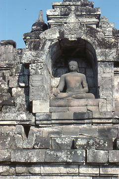 Geste der Erdberührung (skr. bhumisparsamudra), mit welcher Buddha die Erdgöttin als Zeugin anruft, dass er den Anfechtungen des Bösen widerstanden habe