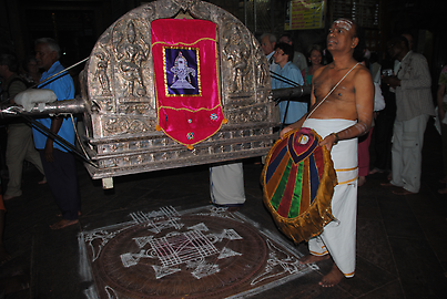 Die Sänfte wird auf ein kunstvoll mit Kreide auf den Boden gemaltes Mandala gestellt