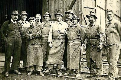 Arbeiter vor dem Judenburger Stahlwerk in den 50ern