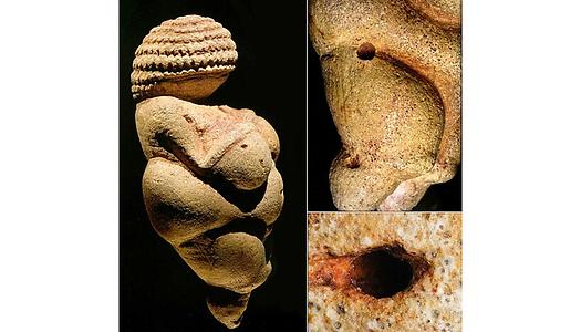 Abb. 1: Die Original-Venus aus Willendorf. Links: Seitenansicht. Rechts oben: halbkugelförmige Hohlräume an der rechten Hüfte und am Bein. Rechts unten: vorhandenes Loch vergrößert, um den Nabel zu bilden.