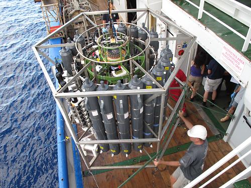 Abb. 1: Forschungsschiff Pelagia. Am Deck die CTD Rosette (Conductivity, temperature and density) zur Probennahme aus den Tiefen des Ozeans.
