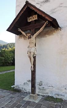 Kruzifix an der Außenmauer