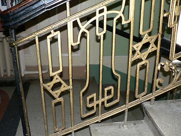 Hexagramm im Stiegenhaus des 'Jüdischen Hauses' in Czernowitz. Unter dem Kommunismus waren die Ecken abgesägt worden (hier das Erinnerungsstück) - Foto: P. Diem