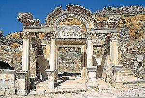 Österreichisches Archäologisches Institut: Teil des Hadrian-Tempels in Ephesos, © Österr. Archäologisches Institut, Wien, für AEIOU