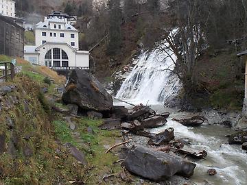 Wasserfall mit altem Kraftwerk