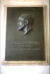 Karl von Czyhlarz. Reliefporträt im Arkadenhof der Universität Wien., © Copyright Photoarchiv Dr. Herbert Schillinger.
