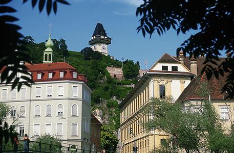 Blick von der Stadt auf den Schloßberg