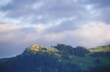 Blick auf die Bergstation Hahnenkamm