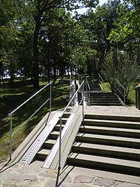 Krapfenwaldlbad, Schattiger Aufgang zu den Becken - Foto: P. Diem