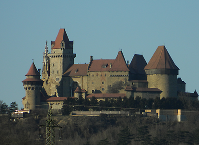 Burg Kreuzenstein von Korneuburg aus