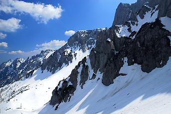 Im Sengsengebirge sind die Winter lange. An den schroffen, steil abfallenden Nordflanken hält sich der Schnee bis tief in den Frühling hinein.