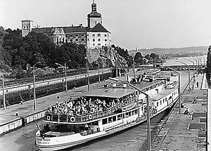 Persenbeug-Gottsdorf: Schleuse des Donaukraftwerks mit Schloss Persenbeug., © Copyright Österreich Werbung, Simoner, für AEIOU.