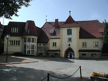 Kirchenplatz mit Rathaus