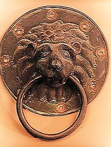 Romanik: Löwenkopf aus Bronze als Türzieher in Gleink, OÖ, © Presseamt der Niederösterreichischen Landesregierung, Wien (heute Niederösterreichischer Landespressedienst, St. Pölten), für AEIOU