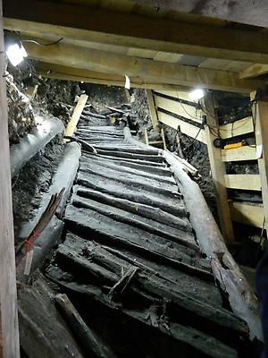 Holztreppe vom Fußende aus gesehen